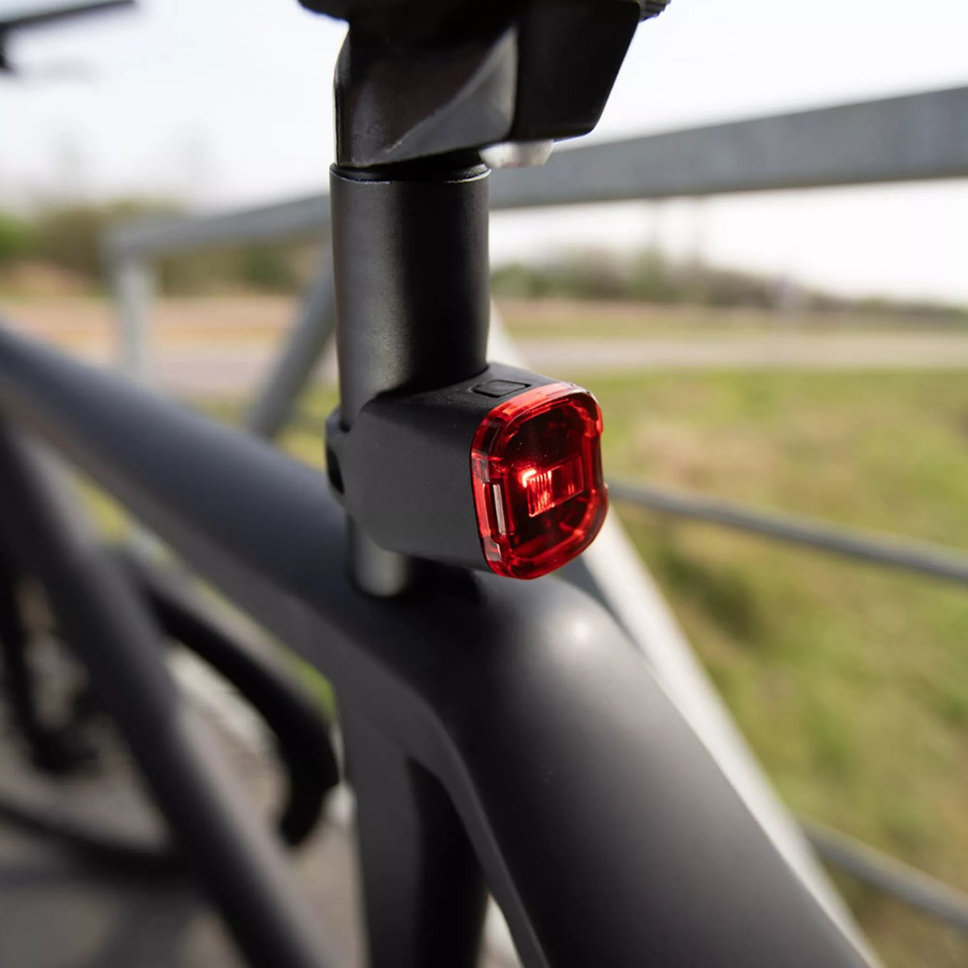 Phare Vélo Rechargeable USB 300 Lumens - 3 Modes (plein, Demi, Clignotant) - Étanche - Léger Et Puissant
