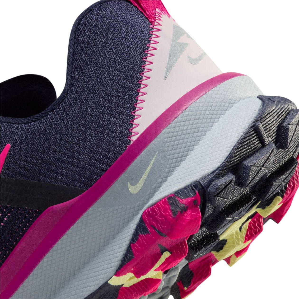 Chaussures de Trail Running Femme Nike React Terra Kiger 9 Bleu Rose Alltricks