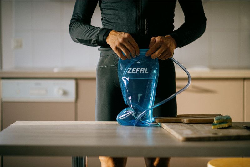 Zaino Da Idratazione Zefal Z-Hydro XC, 6 Litri + Sacca D'acqua Da 2 Litri, Leggero E Traspirante, Per Uscite In Bici Di 2-3 Ore