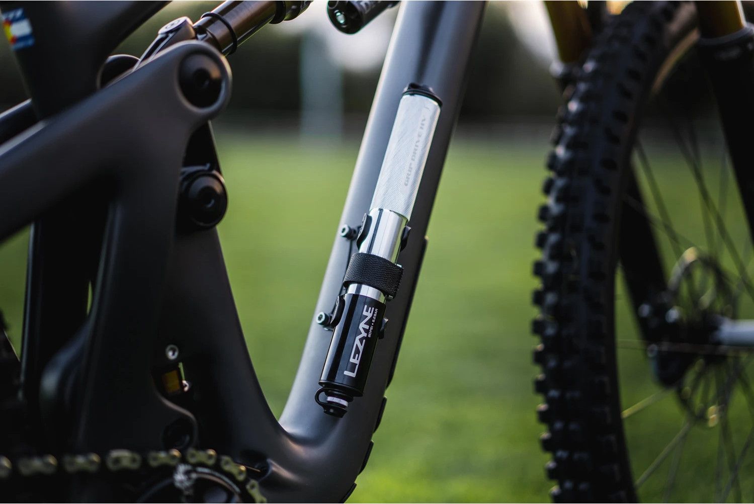 Pompe à Vélo LEZYNE Grip Drive HV Mini - Haut Volume 90psi, Presta/Schrader, Compacte (186mm)