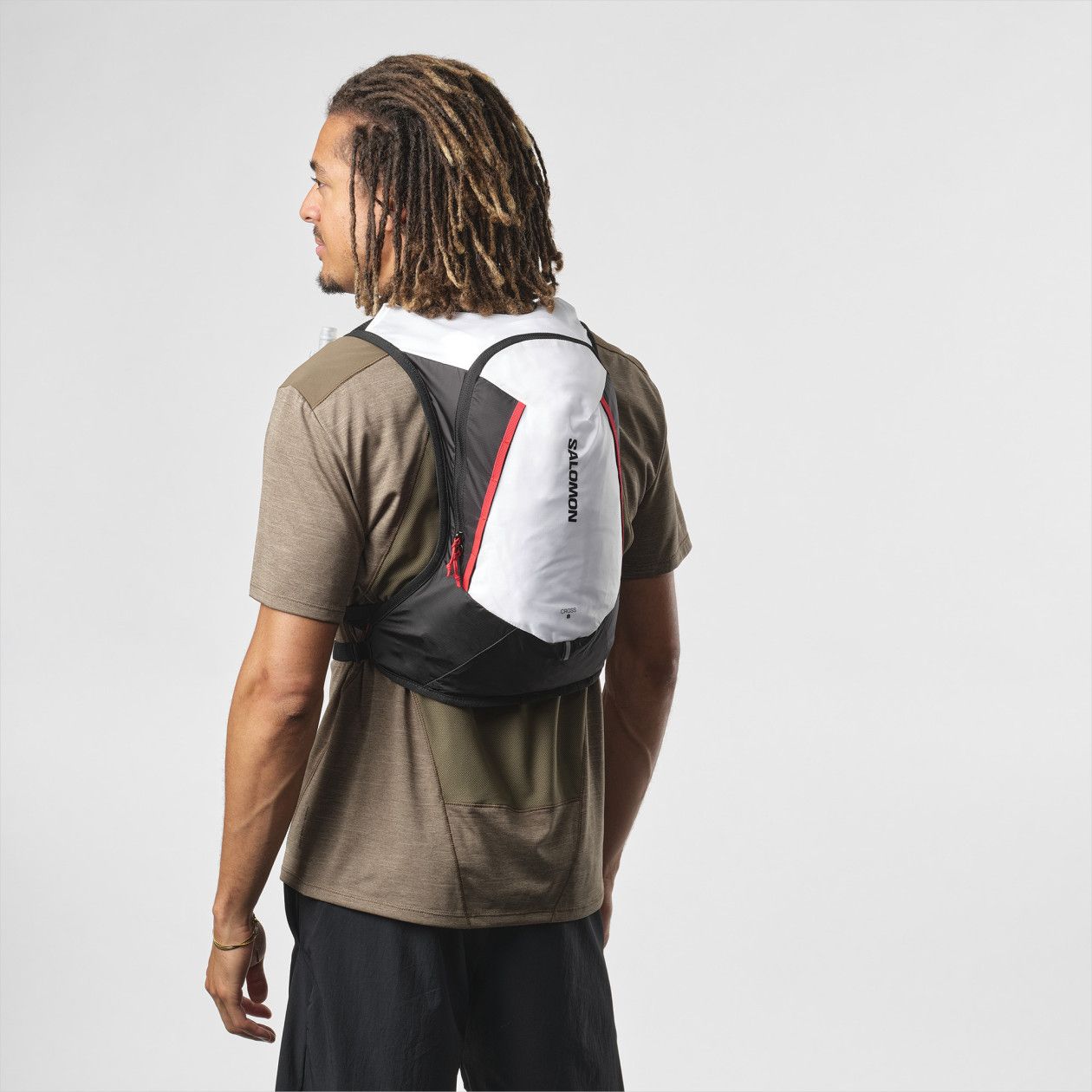 SALOMON ブラックリュック Salomon Cross 8 Unisex Backpack Black/White | Alltricks.com