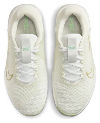 <strong>Zapatillas Nike Metcon 9 Premium Cross Training Mujer Oro</strong> Blanco