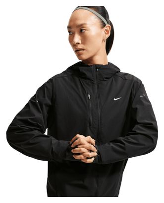 Giacca impermeabile Nike Swift nera da donna