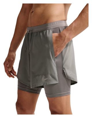 Pantaloncini 2 in 1 Nike Stride 5in Grigi da uomo