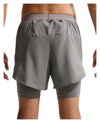 Pantaloncini 2 in 1 Nike Stride 5in Grigi da uomo