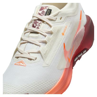 Nike Pegasus Trail 5 GTX Trailschoenen Beige/Rood Dames