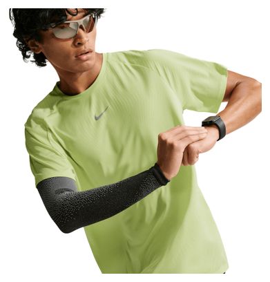 Maglietta da corsa Nike Stride gialla da uomo