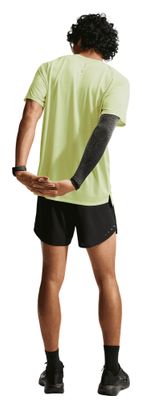 Maglietta da corsa Nike Stride gialla da uomo