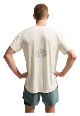 Camiseta de manga corta Nike Stride Distant Dreams beige para hombre