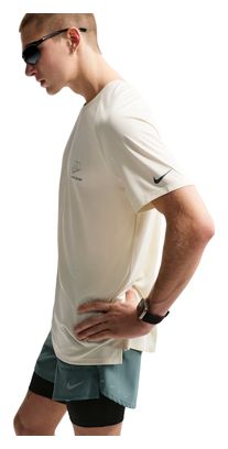 Camiseta de manga corta Nike Stride Distant Dreams beige para hombre