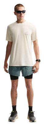 Camiseta de manga corta Nike Stride Distant Dreams beige para hombre