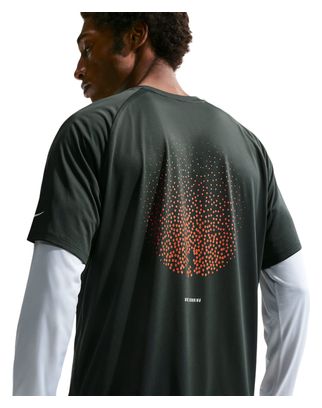 Camiseta de manga corta Nike Stride Distant Dreams verde para hombre