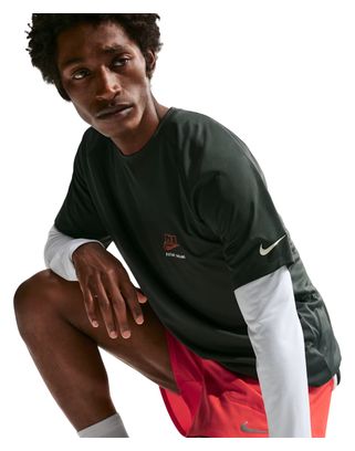 Camiseta de manga corta Nike Stride Distant Dreams verde para hombre