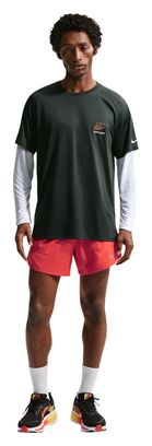 Camiseta de manga corta Nike Stride Distant Dreams verde para hombre