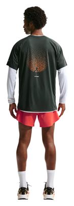 Camiseta de manga corta Nike Stride Distant Dreams verde para hombre