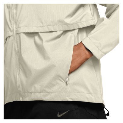 Giacca impermeabile Nike Swift beige da donna