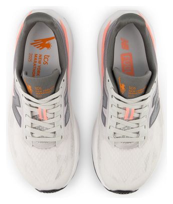 Hardloopschoenen New Balance FuelCell Rebel v5 TCS NYC Marathon Grijs/Roos Vrouw