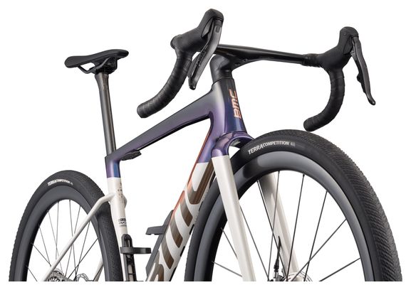 Bicicletta gravel BMC Kaius 01 One Sram Red AXS 13V 700 mm Bianco/Blu navy/Nero 2027
