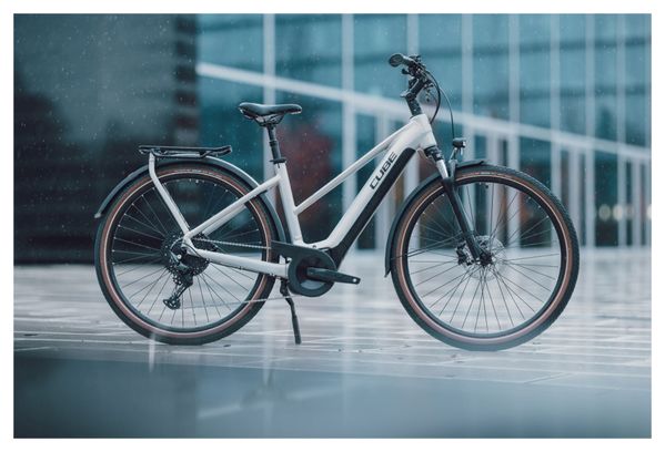 Cube Touring Hybrid Pro 500 Trapeze Electric Hybrid Bike Shimano Deore 11S 500 Wh 700 mm Pearly Silver 2023