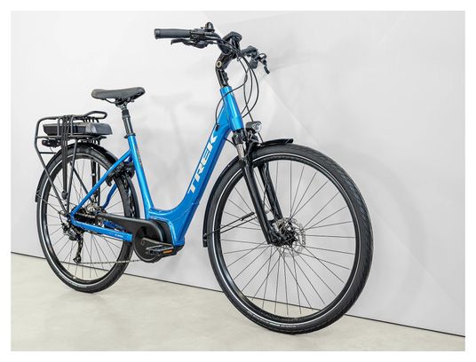 Vélo de Ville Électrique Trek Verve+ 2 Lowstep Shimano Acera/Altus 9V 400 Wh Bleu Alpine 2023