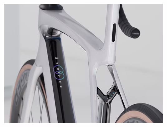 Trek Madone SL 6 Shimano 105 Di2 12S 700 mm Road Bike White Gen. 8