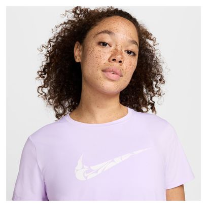 Camiseta de manga corta Nike One Swoosh para mujer, color morado