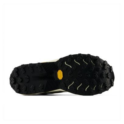 Zapatillas de trail New Balance FuelCell Rebel Trail blancas/negras para hombre