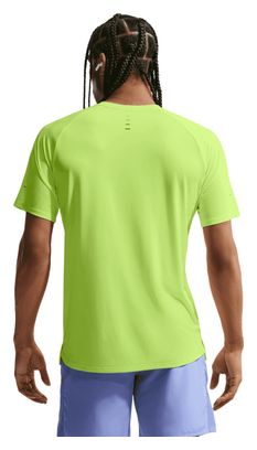 Nike Stride Kurzarm-Shirt für Herren in Gelb