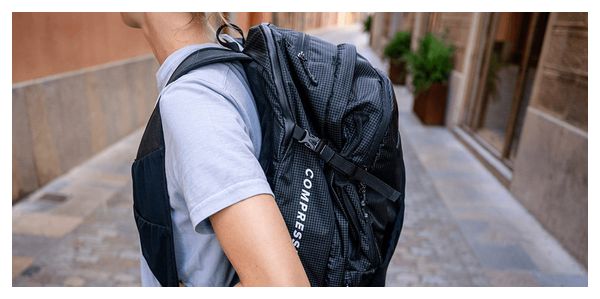 Compressport Globe Racer 45L zwarte tas