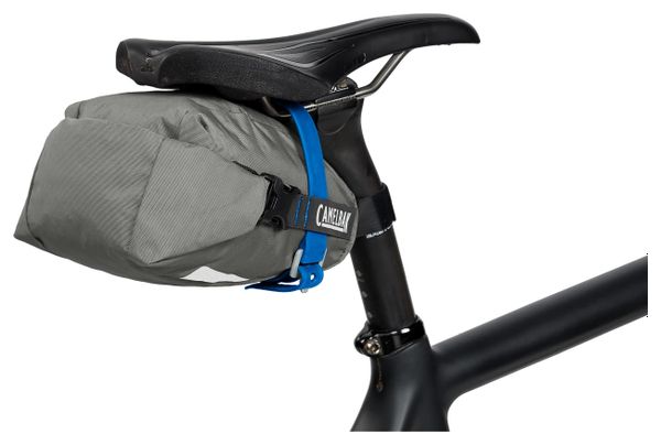 Mochila de sillín Camelbak M.U.L.E. Saddle Pack 1L, color gris lobo