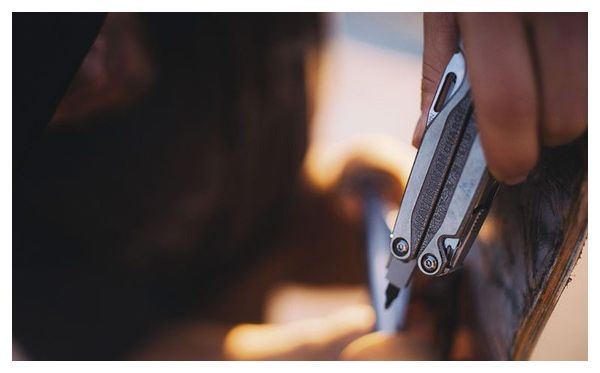 Pince Multifonctions  CHARGE® + TTI  19 Outils en 1 avec étui nylon - Finition Titane - LEATHERMAN