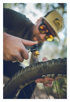 Lezyne Tubeless CO2 Blaster CO2 Dispenser and Tubeless Tire Repair Kit Black Gold