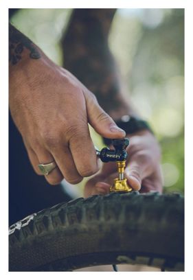 Lezyne Tubeless CO2 Blaster CO2 Dispenser and Tubeless Tire Repair Kit Black Gold