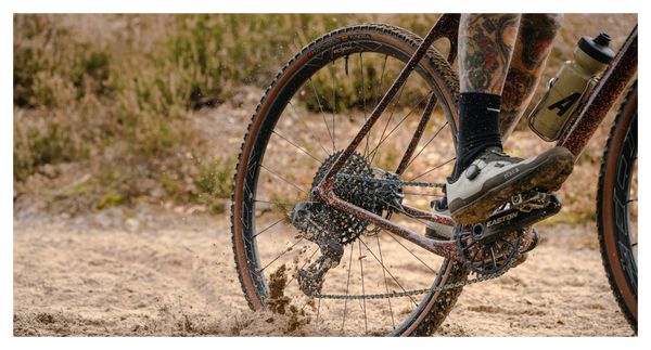 Hutchinson Tundra 700mm Tubeless Ready Soft Gravel Tire Hardskin Bi-Compound Beige Sidewalls Tan
