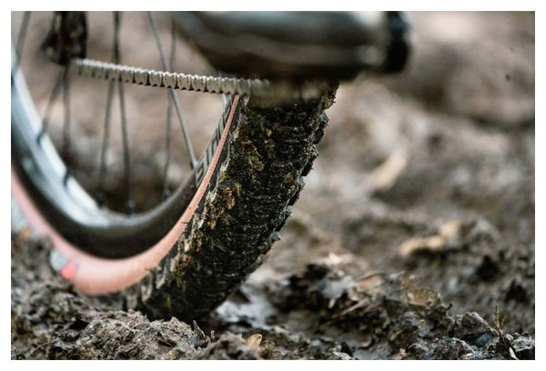 Hutchinson Tundra 700mm Tubeless Ready Soft Gravel Tire Hardskin Bi-Compound Beige Sidewalls Tan