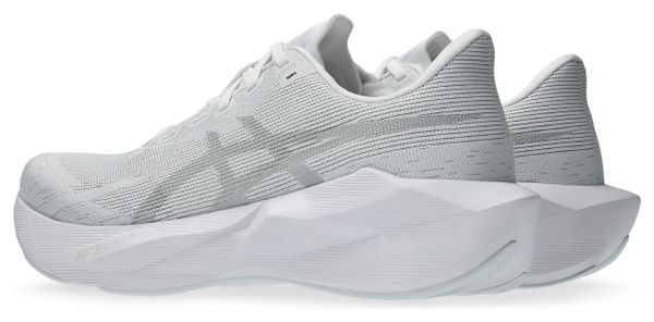 Zapatillas de running Asics Novablast 6 blancas para hombre. EMBARGO 01/07/2026
