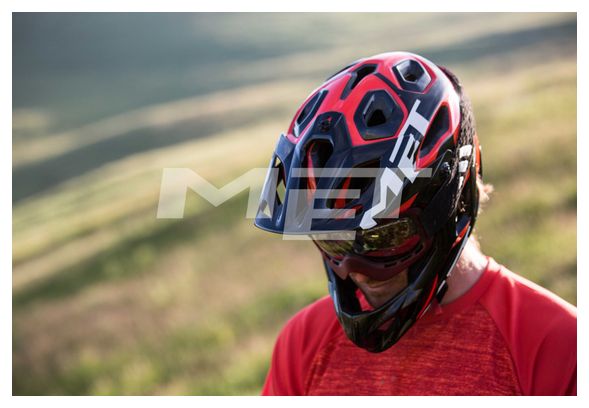 MET PARACHUTE Helm Zwart Rood
