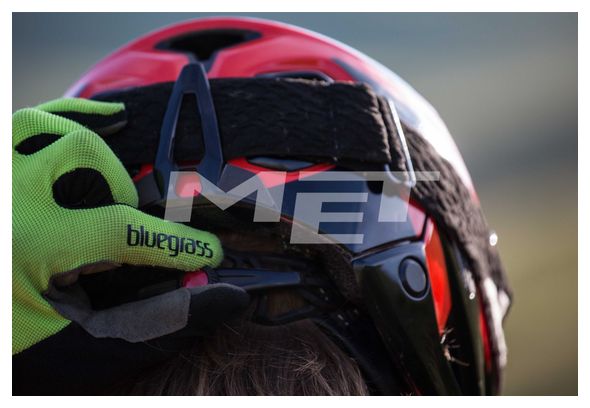 MET PARACHUTE Helm Zwart Rood