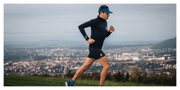 Felpa con cappuccio da corsa ultraleggera Compressport 3D Thermo nera