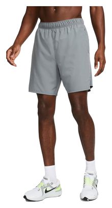 2-in-1 Nike Dri-Fit Challenger Shorts 7in Grau