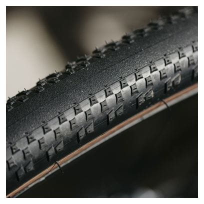 Hutchinson Caracal Race Racing Lab Gravel Tire 700 mm Tubeless Ready Folding Mach Tread 3.0 Beige Sidewall