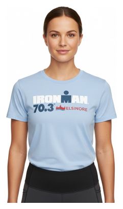 Camiseta de manga corta azul cielo Ironman 70.3 para mujer