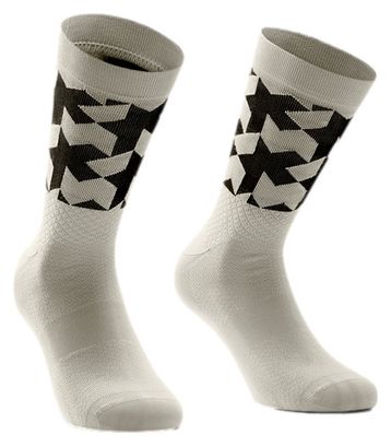 Ein Paar Assos Monogram Evo Socken Beige