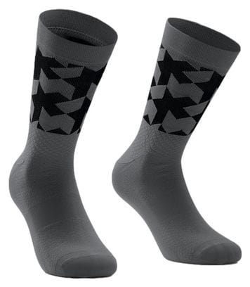 Ein Paar Assos Monogram Evo Socken Grau