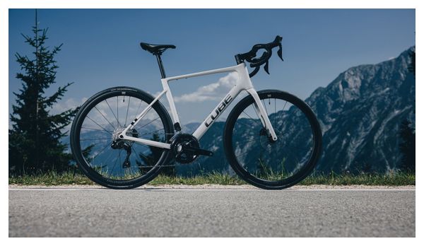 Vélo de Route Cube Attain C:62 SLX Shimano 105 Di2 12V 700 mm Blanc Cotton Gris 2025