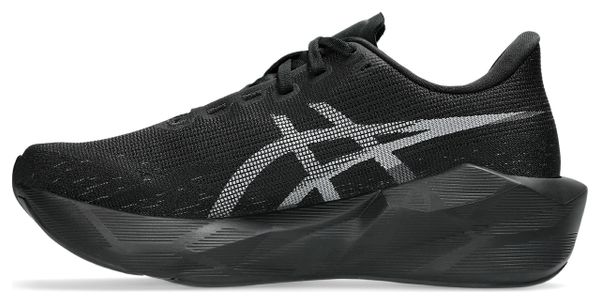 Zapatillas de running Asics Novablast 6 negras para mujer. EMBARGO 01/07/2026