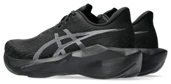 Zapatillas de running Asics Novablast 6 negras para mujer. EMBARGO 01/07/2026
