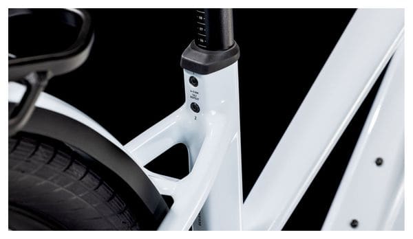 VTC Électrique Cube Kathmandu Hybrid One 800 Trapeze Shimano Cues 10V 800 Wh 700 mm Blanc Bleu Polar 2025