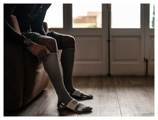 Calcetines de compresión Compressport Recovery gris