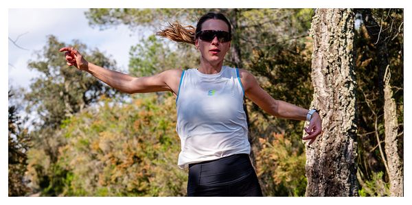 Camiseta sin mangas Compressport Trail Racing blanca para mujer